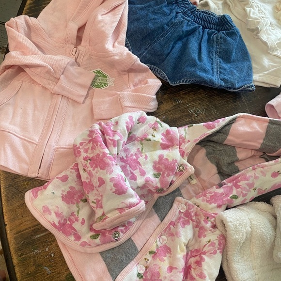 11 pieces of BABY GIRL clothes! 👶🏻mostly jackets w/hoods...2NWT the rest EUC❣️ - Picture 4 of 8